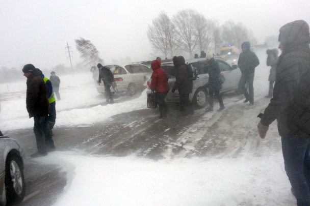 Снегопад парализовал движение сразу на нескольких трассах в Новосибирской области. Так, многокилометровая пробка образовалась на пути в Кемеровскую область. Трассу на Ленинск-Кузнецкий пришлось закрыть для выезда из Новосибирска для всех видов транспорта