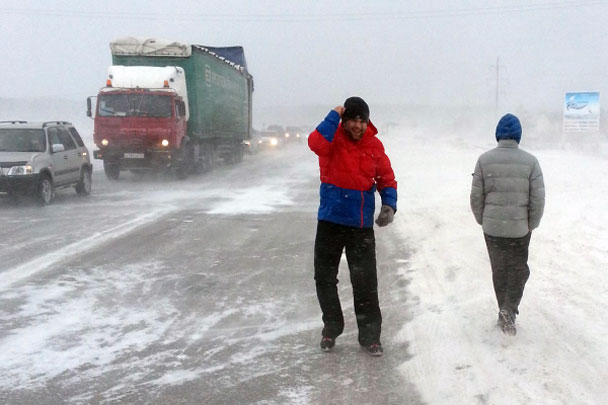 Снегопад и порывистый ветер буквально парализовали движение сразу на нескольких трассах в Новосибирской области, сотрудникам ГИБДД приходится вызволять из-под снега десятки машин, а тех, кто еще не выехал, просят остаться в городе