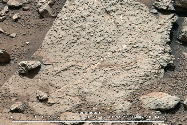 Снимок с марсохода Curiosity скалы Sheepbed в бухте Желтого Ножа, в кратере Гейла, где совершил посадку марсоход. Это то место, которое стало первым признанным пригодным для жизни местом в Солнечной системе за пределами Земли, отметили в NASA