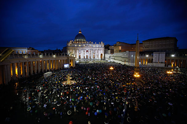 Огромная толпа ожидала избрания нового Папы перед собором святого Петра