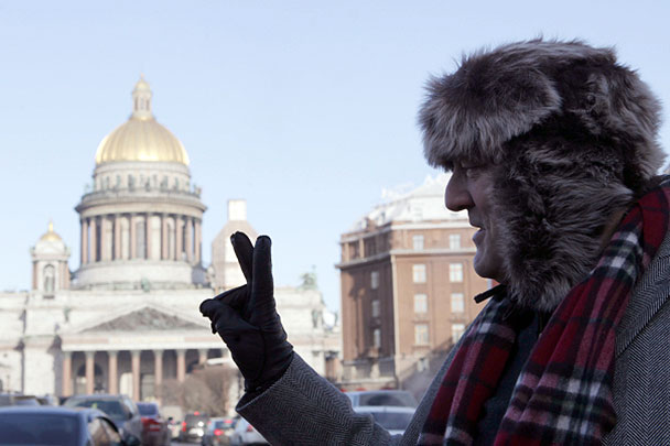 Направляясь в Петербург для подготовки фильма о секс-меньшинствах, знаменитый британец написал в своем Twitter: «Вылетаю в Санкт-Петербург для съемок. Что-то говорит мне, что стоит взять теплую одежду»