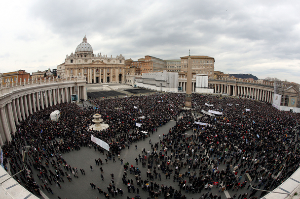 Послушать новоизбранного понтифика на площадь Святого Петра пришли до 150 тысяч человек