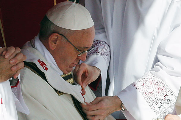 Омофор – один из символов папской власти, это широкая лента с изображениями крестов, обоими концами она спускается на грудь