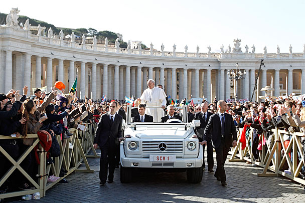 Перед началом процессии Папа Римский объехал на белом открытом автомобиле площадь святого Петра в Ватикане