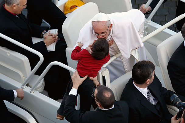 Один из маленьких счастливчиков, которому удалось получить личное благословение Папы