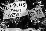 Киприоты знают и довольно крепкие выражения на английском языке. При этом они уверены, что проживут и без еврозоны, так как у них есть газ&#160;(фото: ИТАР-ТАСС)