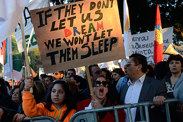 «Если они не дадут нам мечтать, мы не дадим им спать», – гласит плакат. Видимо, имеются в виду кредиторы, выставившие жесткие требования Кипру
