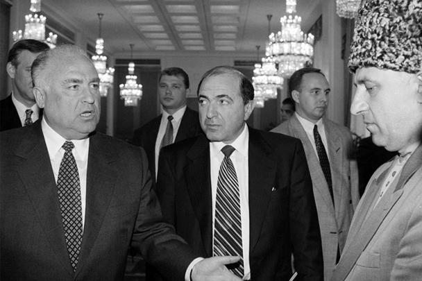 12 мая 1997 года: Борис Березовский и премьер-министр РФ Виктор Черномырдин встречаются с лидером Чечни Асланом Масхадовым. Вторая чеченская война еще впереди