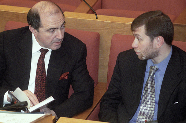 Депутаты Борис Березовский и Роман Абрамович на первом пленарном заседании Госдумы третьего созыва в 2000 году. Спустя долгие годы им предстоит встретиться в суде