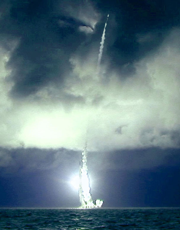 Московский институт теплотехники, разработчик российских баллистических ракет, впервые опубликовал ранее секретную фотографию залпового пуска МБР «Булава», выполненного подводным крейсером «Юрий Долгорукий» 23 декабря 2011 года