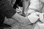 Папа Франциск при омовении ног использовал полотенце, сотканное из 720 нитей. Каждая из нитей доставлена из разных мест, связанных с земным путем Христа&#160;(фото: ИТАР-ТАСС)