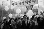 Южнокорейские католики участвуют в торжественной процессии в городе Инчхон, который известен как ближайший к Сеулу морской порт&#160;(фото: Reuters)