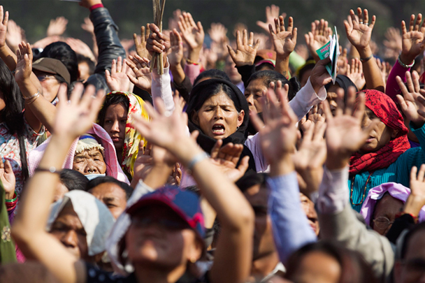 В самой высокогорной стране мира Непале Пасху отмечают не только западные туристы-альпинисты, но и скромная католическая община. По христианской традиции, Пасху встречают в первое воскресенье, следующее за первым полнолунием после весеннего равноденствия между 22 марта и 25 апреля. Католики, протестанты и часть православных день весеннего равноденствия рассчитывают по григорианскому календарю, а большинство православных - по юлианскому
