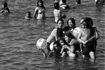 По филиппинской традиции каждый на Пасху должен искупаться в водоеме или хотя бы быть отлитым из ведра, если нет возможности нырнуть в море&#160;(фото: EPA/ИТАР-ТАСС)