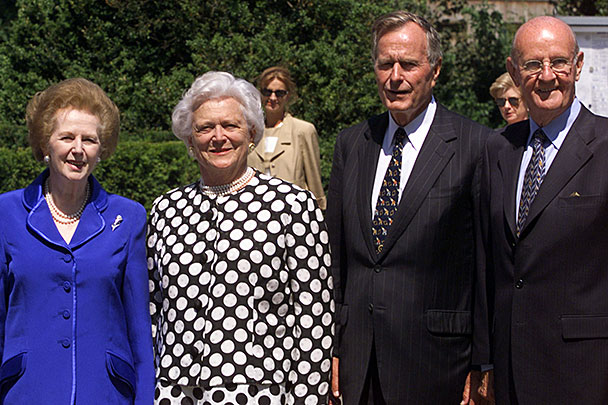 1999 год. Бывший президент США Джордж Буш-старший (второй справа), его жена Барбара (вторая слева), бывшая премьер Великобритании Маргарет Тэтчер и бельгийский бизнесмен Роджер де Клерк на его дне рождения