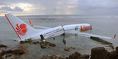 Редчайший случай - авиакатастрофа, обошедшаяся полностью без жертв. Новейший Boeing 737 900 ER упал в море неподалеку от побережья острова Бали. Техника, судя по всему, была полностью исправна, так что причина произошедшего совсем в другом