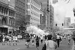 На финишной линии Бостонского марафона 15 апреля прогремели взрывы. Три человека погибли, 144 пострадали, многим из них потребуется ампутация ног. Этот теракт стал крупнейшим в США после сентября 2001 года&#160;(фото: Reuters)