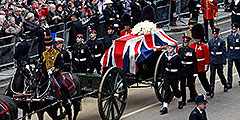 В Лондоне прошла торжественная церемония похорон бывшего премьер-министра Великобритании Маргарет Тэтчер. Впервые после похорон Уинстона Черчилля в 1965 году на церемонии прощания с британским политиком присутствовала королева