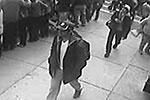 Была обнародована видеозапись, на которой видно, как подозреваемые идут друг за другом по улице Бойлстон, где финишировал марафон. За спинами у обоих мужчин – рюкзаки&#160;(фото: fbi.gov)