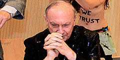 На фото – глава Католической церкви Бельгии архиепископ Андре-Жозеф Леонар. Он читает про себя молитву в тот самый момент, когда полуобнаженные активистки FEMEN поливают его водой
