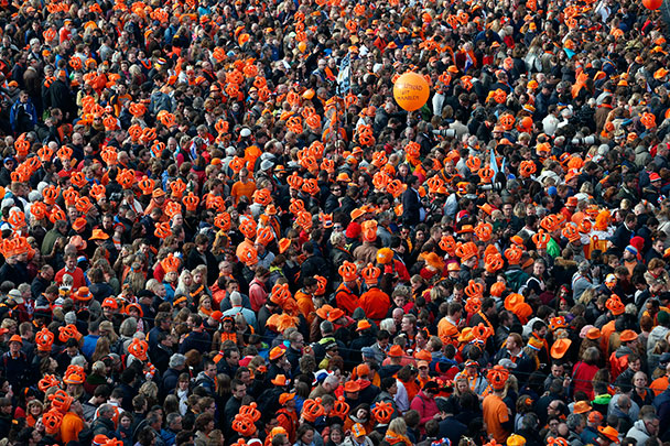 В преддверии церемонии, которая совпадает с национальным праздником страны – Днем Королевы, улицы Амстердама окрасились в оранжевый цвет, фасады домов украсили флаги Нидерландов, на витринах магазинов выставили цветы и сладости