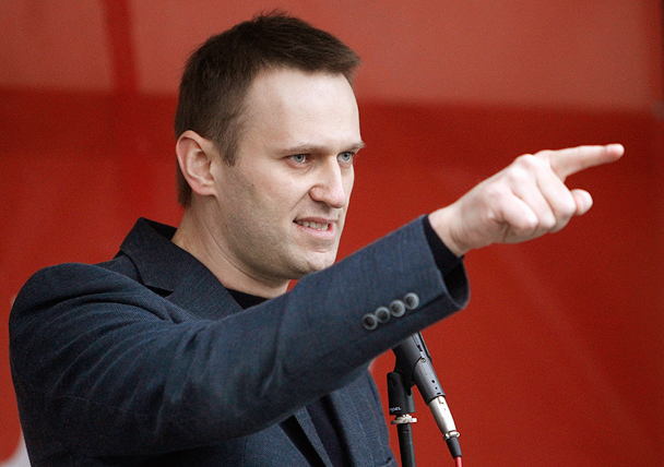 Алексей Навальный вышел на трибуну с женой Юлией и не стал призывать, как год назад, штурмовать Кремль. Оппозиционер пообещал прийти еще