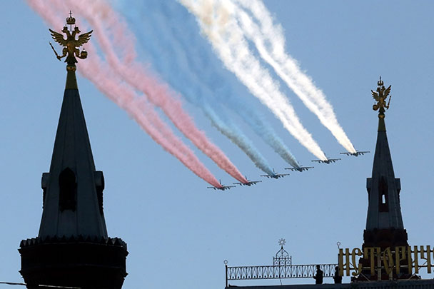 Боевые самолеты раскрасили небо над Красной площадью в цвета российского флага