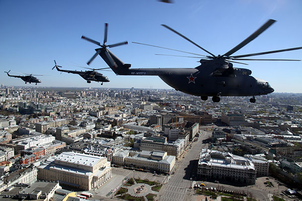 Тяжелый военно-транспортный вертолет Ми-26 над Площадью Революции