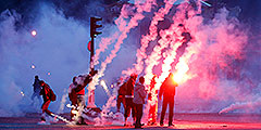 На площади Трокадеро в Париже в ходе церемонии вручения французскому футбольному клубу ПСЖ чемпионского трофея произошли столкновения болельщиков с полицией. В них пострадали 30 человек