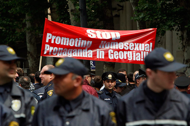 Тбилисская полиция оцепила шествие секс-меньшинств плотным кольцом, но это не предотвратило столкновения