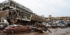 Сильный торнадо разрушил пригород Оклахома-Сити. Жертвами стихийного бедствия стали более 90 человек, в том числе 40 детей. Полутора сотням человек потребовалась госпитализация. Штат ждет нового торнадо