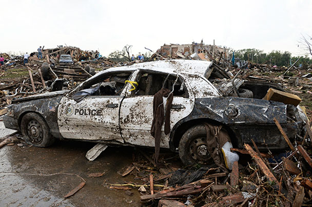 На месте жилых построек остались только груды мусора и покореженные стихийным бедствием машины