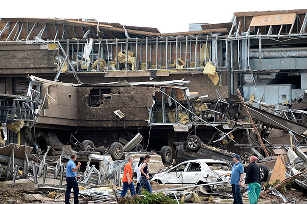 Торнадо полностью разрушил школу Plaza Towers, в которой находились около 75 детей и учителей