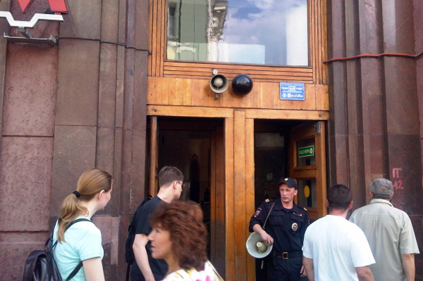 Вход на несколько станций был закрыт, на выходе людей встречали сотрудники правоохранительных органов и медики