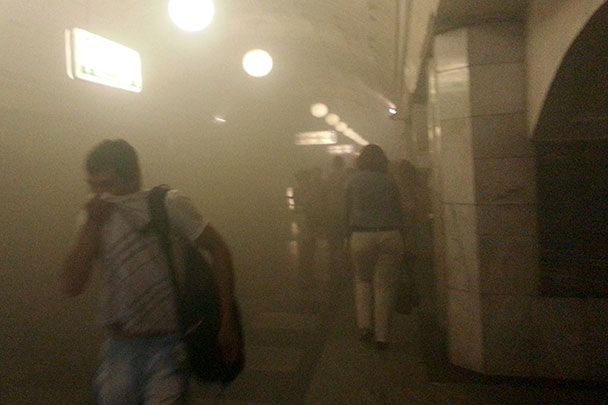 Многие выведенные из метро из-за ЧП пассажиры сильно кашляли и испытывали трудности с дыханием