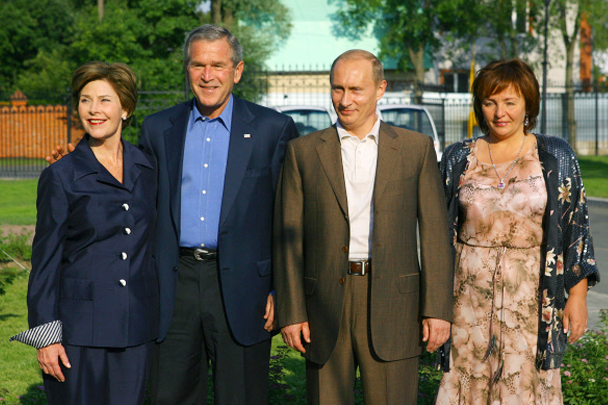 Лора Буш, президент США Джордж Буш, президент России Владимир Путин и Людмила Путина (слева направо) перед началом неформального ужина. 14.07.2006