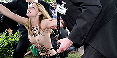 Участницы FEMEN провели акцию с требованием освободить их соратниц, осужденных в Тунисе на четыре месяца тюрьмы, на мероприятии, организованном Альянсом продюсеров Германии, куда прибыла канцлер ФРГ Ангела Меркель