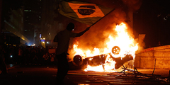 Десятки тысяч человек вышли на улицы крупнейших городов Бразилии, выступая против повышения стоимости проезда в общественном транспорте и огромных трат на чемпионат мира по футболу 2014 года. В Рио некоторые демонстранты бросали камни в полицейских, подожгли один автомобиль и напали на административное здание