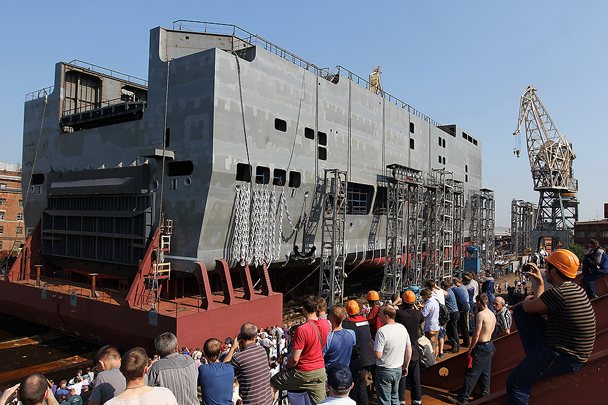 В июле на этом же стапеле петербургского Балтийского завода будет заложена кормовая часть второго ДВКД – «Севастополь»