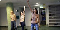 Эксгибиционистки из движения FEMEN в знак поддержки выступлений оппозиции против радикального ислама в Египте разделись накануне по пояс в мечети шведской столицы – Стокгольма. Мечеть в этот момент была полупуста. Полиция быстро пресекла акцию, задержав участниц. Ранее активистки FEMEN уже устраивали свои акции в мусульманских странах, например в Тунисе, однако еще ни разу не обнажались внутри мечети