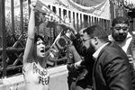 До этого девушки уже протестовали против радикального ислама, причем в самих мусульманских странах. Это фото сделано перед зданием министерства юстиции Туниса 29 мая. Местный адвокат пытается вырвать баннер из рук активистки FEMEN&#160;(фото: EPA/ИТАР-ТАСС)