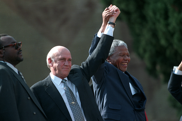 10 мая 1994 года Мандела официально вступил в должность президента ЮАР, став первым чернокожим главой государства 