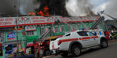 В Москве произошел пожар в кафе, расположенном в торговом центре на Золоторожском валу в Москве. Из здания были эвакуированы люди. Однако затем огонь стал распространяться, и площадь возгорания увеличилась с 500 кв. метров до 700. В ликвидации возгорания были задействованы порядка 240 человек, 68 единиц техники, в том числе два вертолета Ка-32