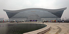 В городе Ченду китайской провинции Сычуань построено самое большое отдельно стоящее здание в мире. New Century Global Center имеет площадь около 17,6 млн кв. метров, длина составляет полкилометра