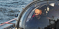 Президент Путин вновь совершил погружение на морское дно. На подводном аппарате «Си-эксплорер-5» он опустился к месту в Финском заливе, где обнаружен потерпевший крушение в 1869 году парусный винтовой фрегат «Олег»