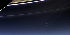 Маленькая точка в правой нижней части снимка – это наша планета. Так выглядит Земля, сфотографированная недавно космическим аппаратом «Кассини», находящимся примерно в полутора миллиардах километров от нашей планеты. Слева вверху – кольца Сатурна