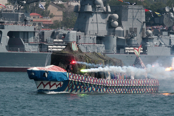 Около 20 кораблей участвовали в водно-спортивном празднике сразу после главного военно-морского парада в Севастополе