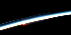 Бортинженер Международной космической станции американка Карен Нюберг сделала фотографию восхода солнца. Станция делает полный оборот вокруг Земли каждые 90 минут со скоростью приблизительно 28 тысяч километров в час, так что экипаж видит около 16 восходов и закатов в день