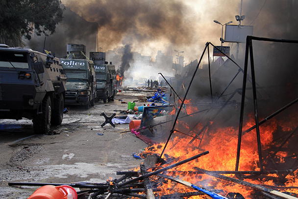 Силы безопасности перекрыли въезды в несколько районов Каира. На месте столкновений полиции с исламистами вспыхивали пожары – горели брошенные палатки