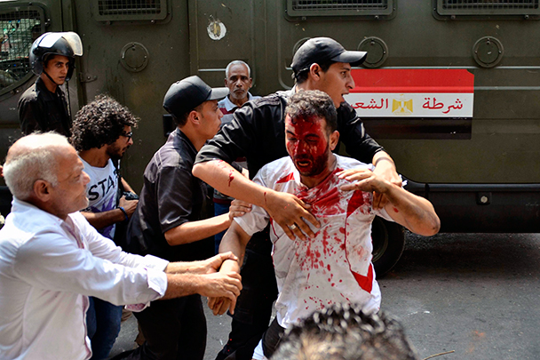Уличные бои развернулись в среду сразу в нескольких районах Каира. Полиция утверждает, что «Братья-мусульмане» отбиваются из огнестрельного оружия. Стало известно, что МВД Египта задержало одного из лидеров «Братьев-мусульман» Мухаммеда Бальтаги